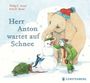 „Herr Anton wartet auf Schnee.“ Ein Elefant, ein Pinguin, eine Schildkröte und ein Mann beim Bauen eines Schneemanns.