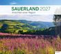 Sauerland 2027: Ansichten einer Region. Im Vordergrund blühende violette Blumen, dahinter grüne Hügel und Wälder.
