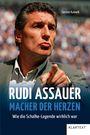 "RUDI ASSAUER MACHER DER HERZEN. Wie die Schalke-Legende wirklich war." Mann mit ernstem Blick zeigt mit dem Finger.