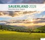 "Sauerland 2028, Ansichten einer Region." Eine malerische Landschaft bei Sonnenuntergang mit Weide und Hügeln im Hintergrund.