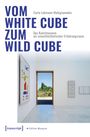 VOM WHITE CUBE ZUM WILD CUBE. Helle Galerie mit Kunstwerken und Blick auf die Natur durch eine offene Tür.