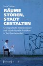 „RÄUME STÖREN, STADT GESTALTEN“ von Svea Taubert. Eine Person sitzt elegant an einem kleinen Tisch vor einer bemalten Wand.