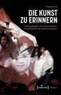 „DIE KUNST ZU ERINNERN“, Friederike Falk. Menschen hinter zerknittertem Papier, düstere Theateratmosphäre.
