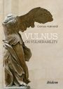 Titel: "VULNUS ON VULNERABILITY" von Gamze Hakverdi. 
Eine kopflose, geflügelte Statue in dynamischer Pose.