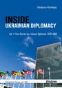 "Inside Ukrainian Diplomacy" von Volodymyr Khandogiy. Hochhaus und mehrere Flaggen vor blauem Himmel.