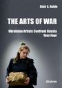 "THE ARTS OF WAR" oben, "Ukrainian Artists Confront Russia Year Four". Eine Frau in Schwarz hält einen großen Stein.