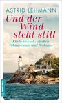 Titel: "Und der Wind steht still" von Astrid Lehmann. Untertitel: "Ein Schicksal zwischen Schwarzwald und Bretagne". Küstenlandschaft mit Leuchtturm.