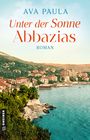 "Ava Paula: Unter der Sonne Abbazias. Roman." Eine malerische Küstenstadt mit Hügeln im Hintergrund.