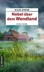 KLAAS KROON: Nebel über dem Wendland. Heide-Krimi. Eine neblige Landschaft mit alten Fachwerkhäusern.