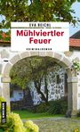 "Mühlviertler Feuer" von Eva Reichl. Kriminalroman. Steinbogen, Baum, Garten und traditionelles Gebäude mit Pflanzen.