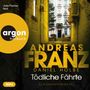 „Argon Hörbuch“, „Andreas Franz“, „Daniel Holbe“, „Tödliche Fährte“, „Julia Durants neuer Fall“. Schmale Gasse, vorne Gebäude.
