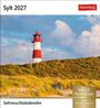 "Sylt 2027", "Sehnsuchtskalender", "Mit 53 Postkarten". Ein roter und weißer Leuchtturm hinter Dünen und blauer Himmel.