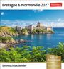 „Bretagne & Normandie 2027“, Harenberg, „Sehnsuchtskalender“. Küstenfestung auf grünem Hügel über blauem Meer.