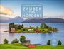 Titel: "Zauber des Nordens". Kleine Insel mit roten Häusern, ruhiges Wasser, bewaldete Berge im Hintergrund.