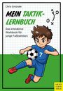 „MEIN TAKTIK-LERNBUCH“ steht auf kariertem Hintergrund. Illustration: Junge im blauen Fußballtrikot mit Ball.