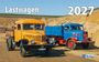 „Lastwagen 2027“: Zwei historische Lastwagen stehen auf einer Baustelle, ein gelber und ein blauer.