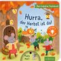 „Hurra, der Herbst ist da!“ Drei Mäusekind-Illustrationen spielen mit Blättern neben Kürbissen, Baumhaus.