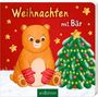 "Weihnachten mit Bär" ist in großen Buchstaben geschrieben. Ein fröhlicher Bär mit roten Handschuhen sitzt neben einem geschmückten Weihnachtsbaum.