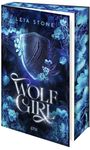 „Leia Stone. Wolf Girl. one.“ Ein blaues, florales Motiv mit einem Schild, eingekratzt mit Krallen.