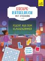 „Escape-Rätselbuch mit Stickern“, „Flucht aus dem Klassenzimmer“, „Sticker dich zur Lösung!“ Illustration mit Kindern.