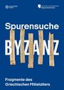 "Spurensuche BYZANZ. Fragmente des Griechischen Mittelalters." Text auf blauem Hintergrund, Papyrusstreifen im Zentrum.