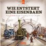 Buchtitel "WIE ENTSTEHT EINE EISENBAHN". Zwei Dampfloks vor Bahnhof, Menschenmenge, historisches Setting.