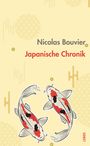 Zwei Koi-Fische mit rot-schwarzen Mustern schwimmen elegant. Text: "Nicolas Bouvier, Japanische Chronik".