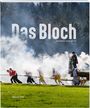 "Das Bloch" und "Johannes Schläpfer" sind oben zu lesen. Männer ziehen einen Baumstamm über eine Wiese, begleitet von Rauch.