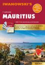IWANOWSKI’S, 7. Auflage, MAURITIUS. Die paradiesische Tropeninsel Port Louis. Palmen, Boote und rotes Dach am Meer.