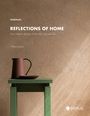 „Reflections of Home“: Beschreibung von Interior Design. Ein brauner Krug und Teller auf grünem Tisch vor bräunlicher Wand.