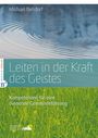 "Leiten in der Kraft des Geistes" oben. Darunter grünes Gras. Oben Wasser mit Kreismustern. Unten zwei Logos.