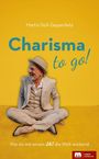 "Charisma to go!" Untertitel: "Wie du mit einem JA! die Welt eroberst". Ein Mann in hellem Anzug sitzt lachend.