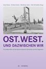 Text: "OST.WEST. UND DAZWISCHEN WIR". Schwarz-weißes Foto: Person, die an einem Seil schwingt, Park zu sehen.