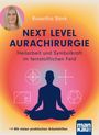 Titel „Next Level Aurachirurgie“. Silhouette in Meditation, Symbole und ein Porträt auf buntem Hintergrund.