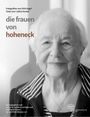 "die frauen von hoheneck". Schwarz-weißes Foto einer älteren Frau mit ernstem Gesicht und kariertem Hemd.