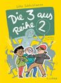 "Die 3 aus Reihe 2", Titel auf einer Tafel. Drei Kinder agieren lebhaft im Vordergrund. Gelber Hintergrund.