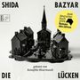 Text: SHIDA BAZYAR, DIE LÜCKEN, gelesen von Banafshe Hourmazdi, 2026 deutscher buchpreis Roman des Jahres.  
Eine schwarze Skulptur eines Dorfes mit Kirche und Häusern.