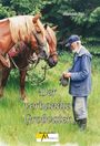 „Der verbannte Großvater“ von Stephanie Paa. Ein älterer Mann mit Pferden auf einer grünen Wiese.