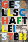 „GESELLSCHAFT LEISTEN“, bunte Buchstaben auf weißem Ziegelhintergrund. Unten Text über Interventionskunst.
