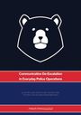 "Communicative De-Escalation in Everyday Police Operations" vor einem Bären-Logo auf dunklem Hintergrund.