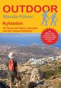 „OUTDOOR Wanderführer Kykladen“ in großer Schrift. Ein Wanderer blickt auf eine Küstenlandschaft mit blauem Meer.