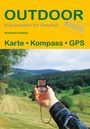 OUTDOOR, Basiswissen für draußen. Reinhard Kummer. Karte, Kompass, GPS. Hand hält Kompass vor Landschaft.