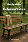 Text: "Klaus Maria Müller, Die Spur des Stalkers". Eine Holzbänke im Park, mit einem beigen Tuch darüber, umgeben von Bäumen.