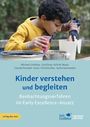 Text: "Kinder verstehen und begleiten. Beobachtungsverfahren im Early Excellence-Ansatz." Ein Kind beim Experimentieren.