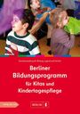 "Berliner Bildungsprogramm für Kitas und Kindertagespflege" steht unter lächelnden Kindern, die mit bunten Tüchern spielen.