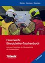 "Feuerwehr-Einsatzleiter-Taschenbuch" steht in Weiß auf Rot. Zwei Feuerwehrleute betrachten einen Einsatzplan.