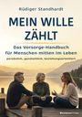 "Mein Wille zählt: Das Vorsorge-Handbuch" von Rüdiger Standhardt. Drei Personen sitzen auf einem Steg am Wasser im Sonnenuntergang.