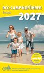 „DCC-CAMPINGFÜHRER 2027 Europa” steht in großen Buchstaben. Eine fröhliche Familie läuft am Strand.