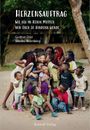 "Herzensauftrag: Wie ich in Kenia Mutter von über 80 Kindern wurde." Frau umgeben von vielen lächelnden Kindern.