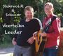 "Stührwoldt & Schnoor Veerteihn Leeder." Zwei Männer, einer mit Gitarre, lächeln in einer ländlichen Umgebung.